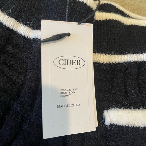 NWT Cider Black Knit mid waisted pattern shorts with with buttons size M - Picture 7 of 11